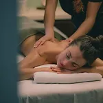 By The & Jacuzzi بيت خشبي