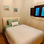 By The & Jacuzzi بيت خشبي
