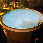 By The & Jacuzzi بيت خشبي *